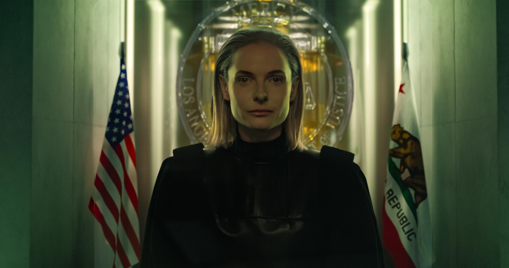 Rebecca Ferguson como Juíza Maddox, em Justiça Artificial.