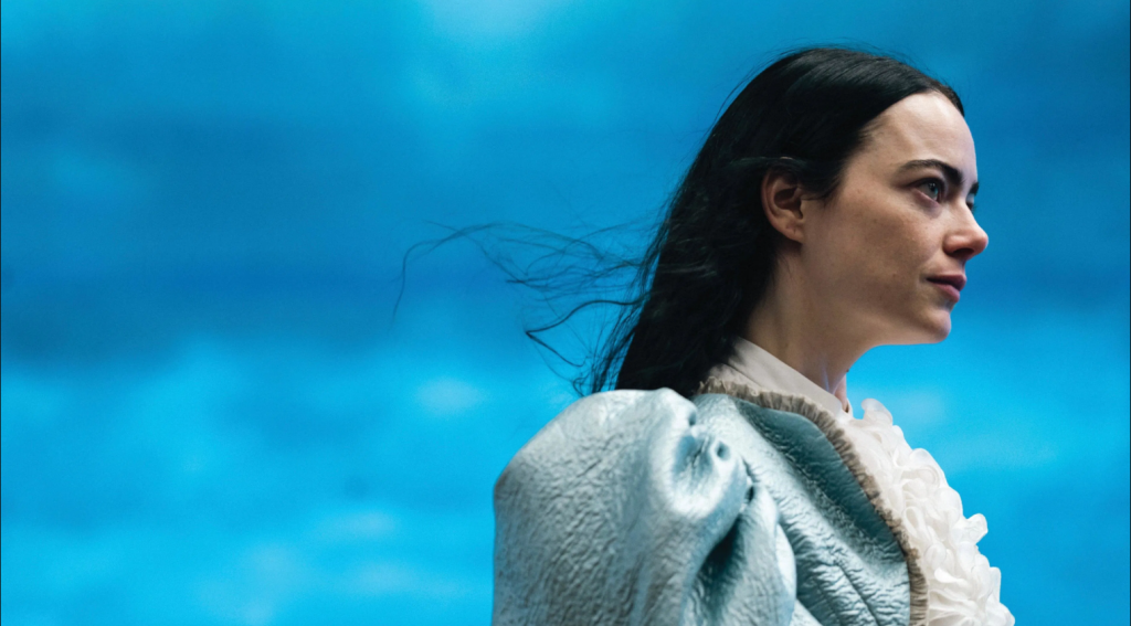 Emma Stone como Bella em Pobres Criaturas, filme de Yorgos Lanthimos