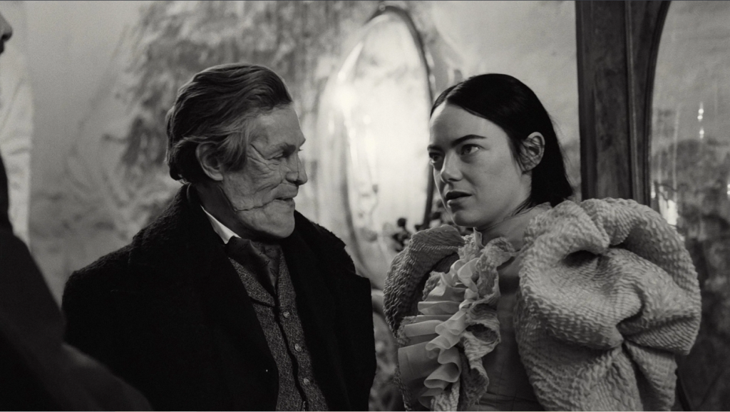 Willem Dafoe e Emma Stone em cena de Pobres Criaturas, filme de Yorgos Lanthimos.