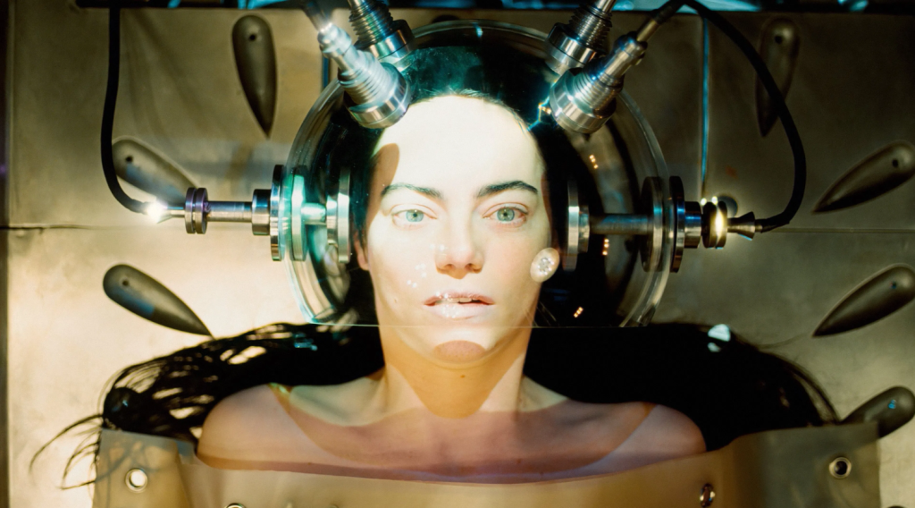 Emma Stone em cena de Pobres Criaturas, de Yorgos Lanthimos.