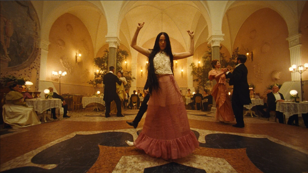 Emma Stone em cena de Pobres Criaturas, de Yorgos Lanthimos.