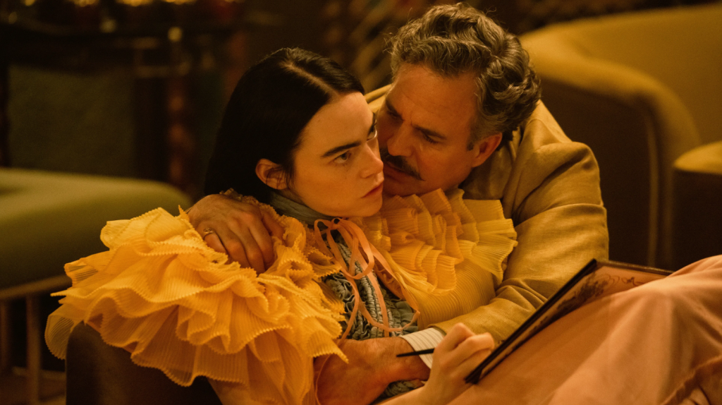 Mark Ruffalo e Emma Stone em cena de Pobres Criaturas, de Yorgos Lanthimos.