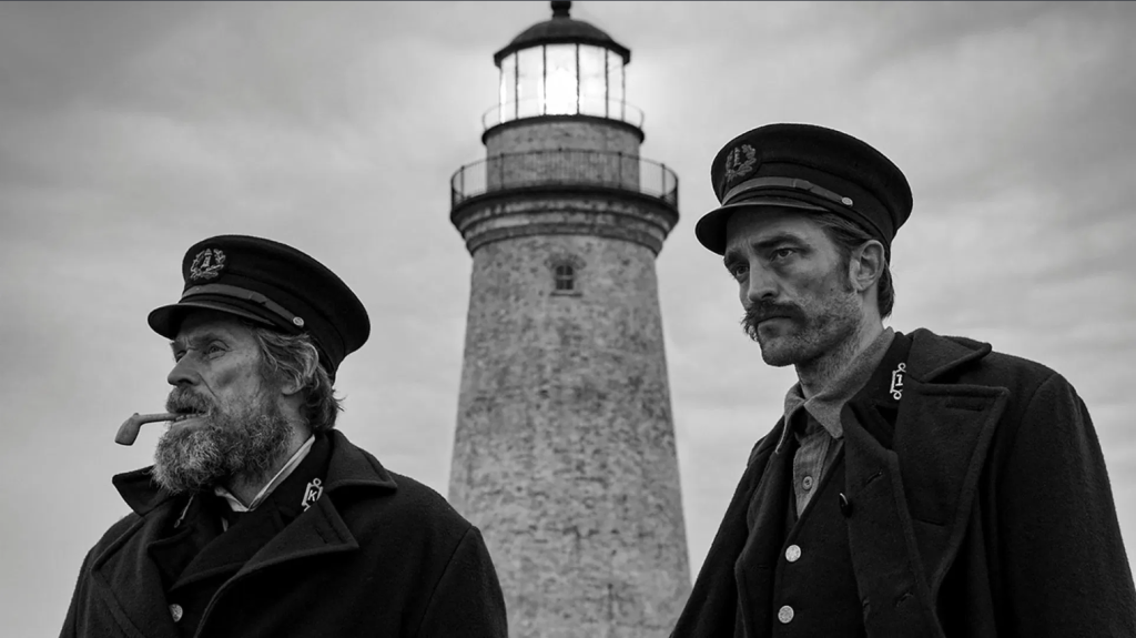 Willem Dafoe e Robert Pattinson em cena de O Farol, filme de Robert Eggers