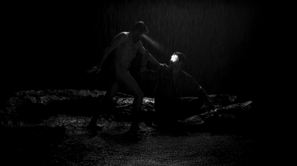 Robert Pattinson e Willem Dafoe em cena de O Farol, de Robert Eggers