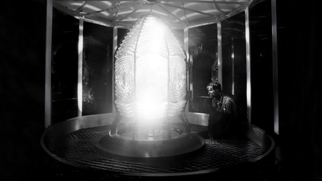 Robert Pattinson em cena de O Farol, filme de Robert Eggers