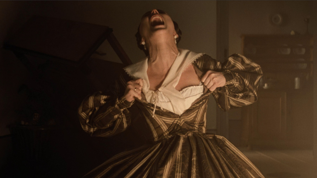 Lily-Rose Depp em cena de Nosferatu, de Robert Eggers.