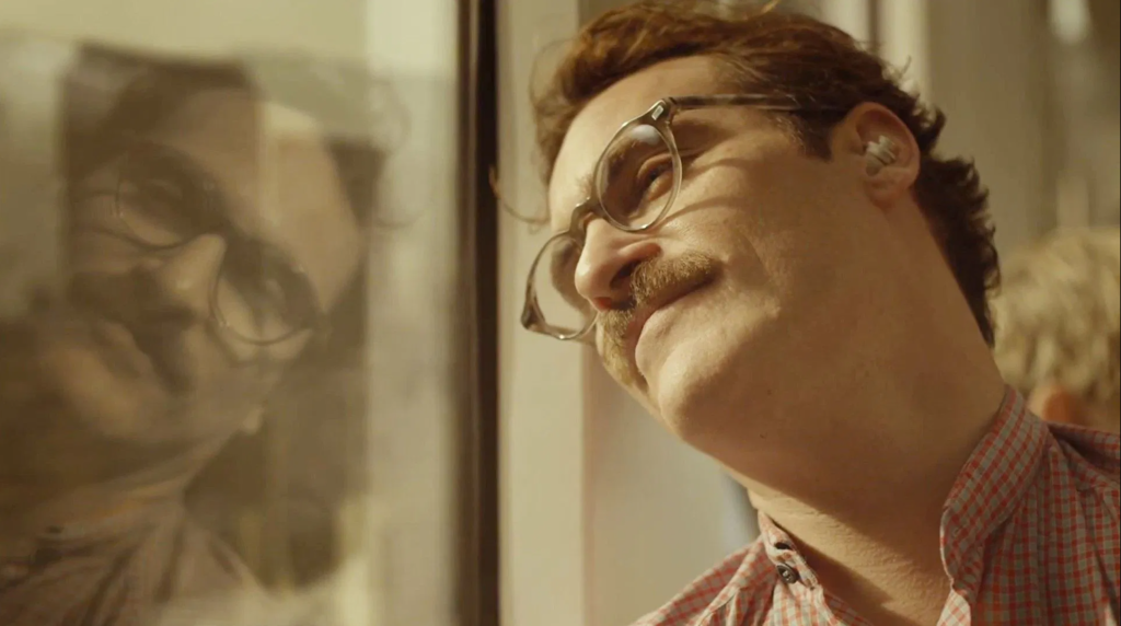 Joaquin Phoenix em cena de Ela, filme de Spike Jonze.
