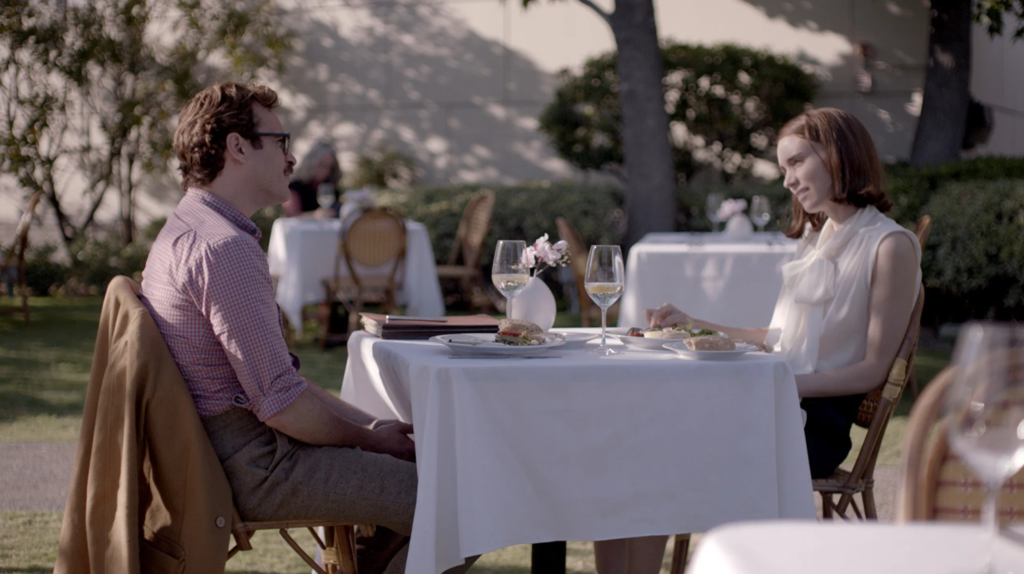 Joaquin Phoenix e Rooney Mara em cena de Ela, filme de Spike Jonze.