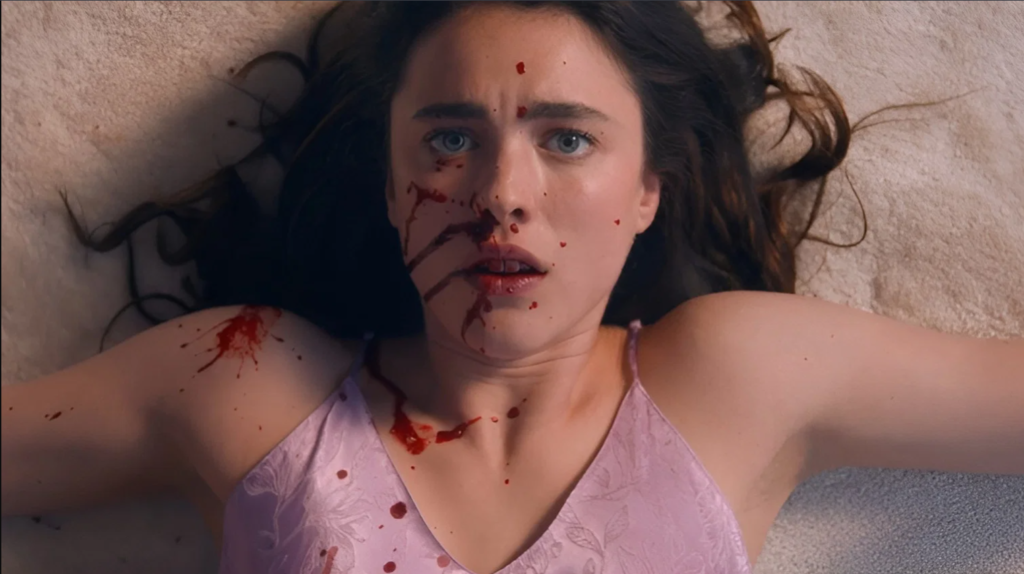 Margaret Qualley em cena de A Substância, de Coralie Fargeat.