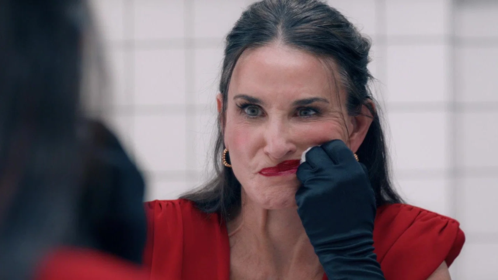 Demi Moore em cena de A Substância, filme de Coralie Fargeat