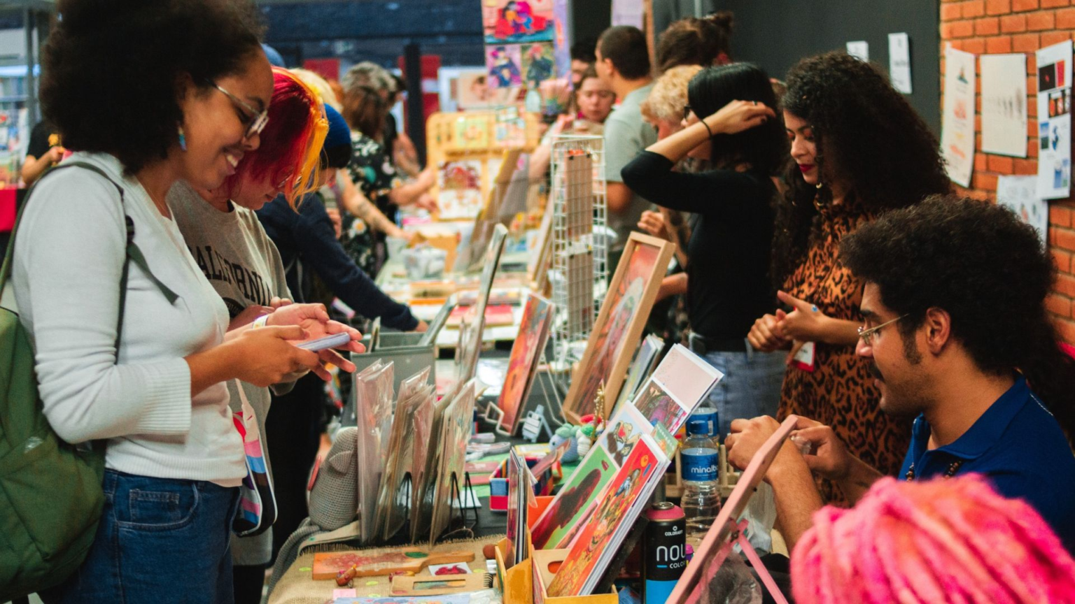 Poc Con 2026: Maior feira LGBTQIA+ de artes gráficas da América Latina confirma programação