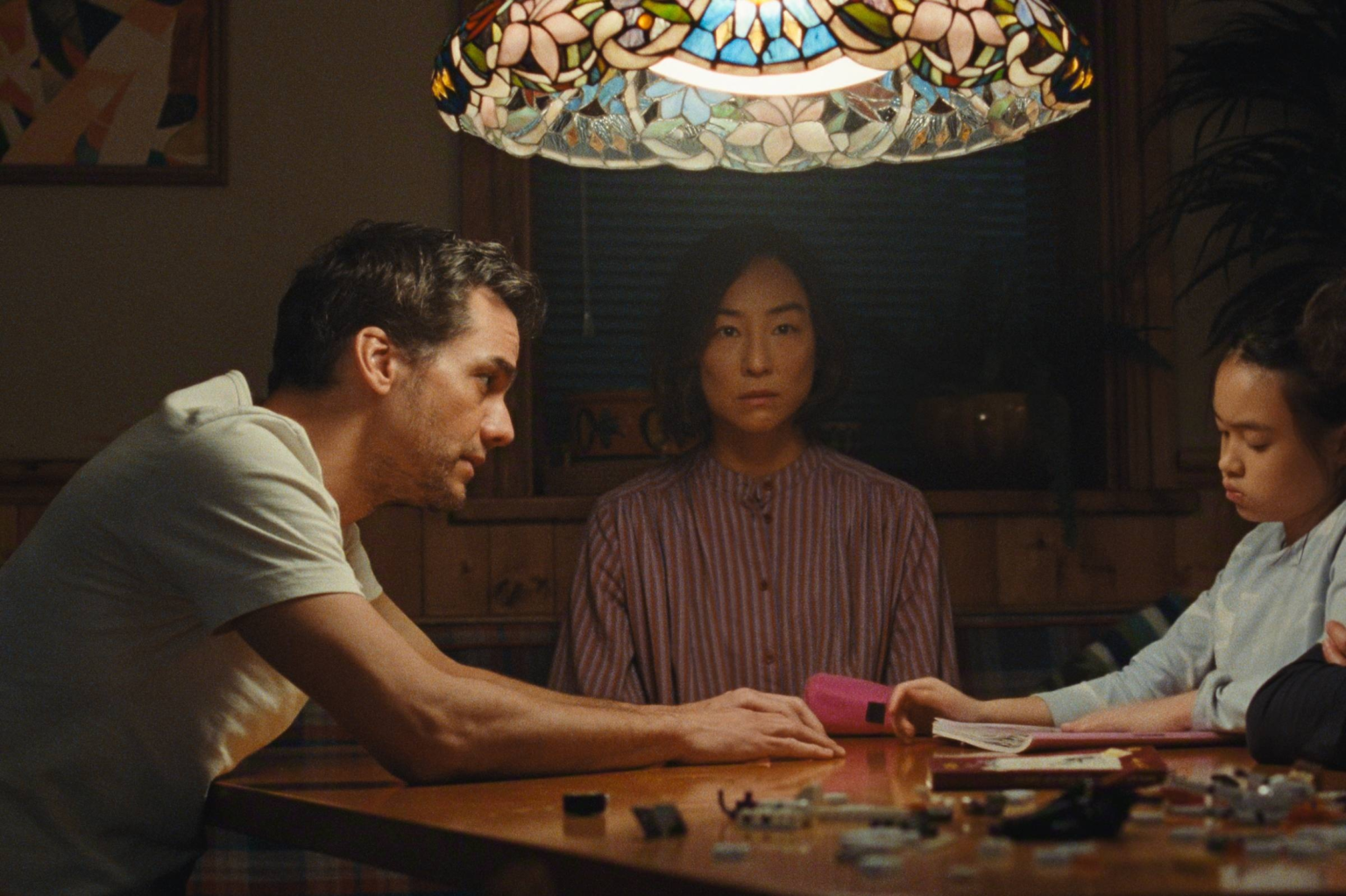 Netflix divulga primeiro trailer do suspense com Wagner Moura e Greta Lee