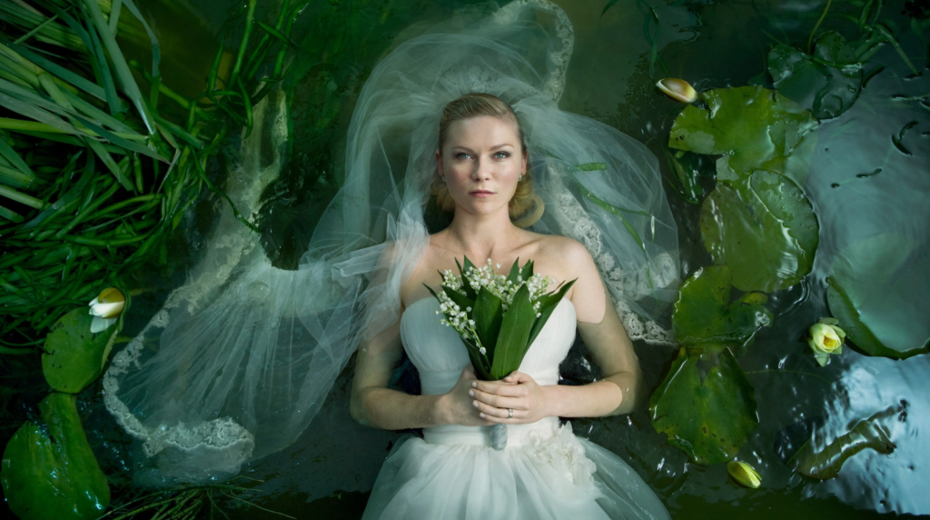 Kirsten Dunst em cena de Melancolia, filme de Lars von Trier