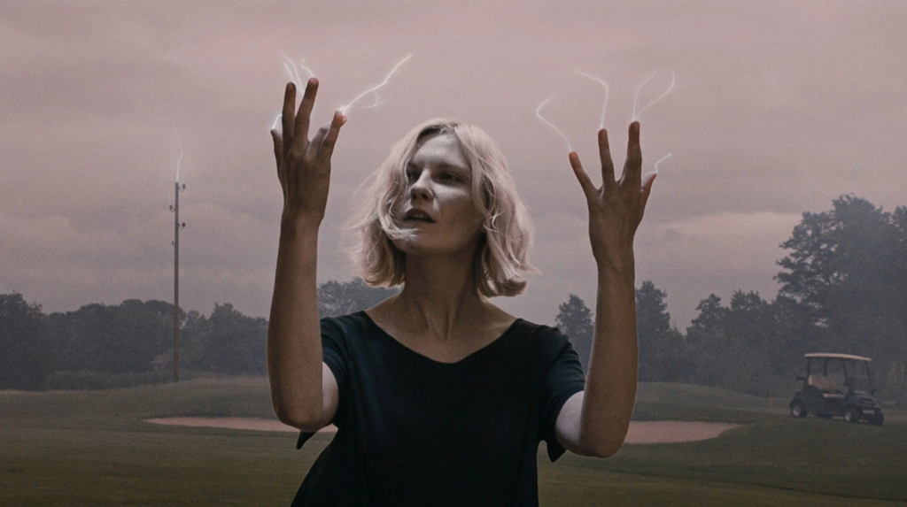 Kirsten Dunst em cena de Melancolia, filme de Lars von Trier